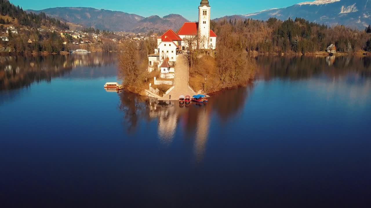 Ujęcia z drona 4K z lotu ptaka jeziora Bled w Słowenii