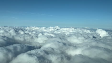 Cloudscape-Pilot-POV-Fliegt-über-Stürmischen-Wolken-An-Einem-Sonnigen-Tag-Mit-Einem-Tiefblauen-Himmel