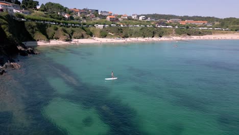 Drohnenaufnahmen-Eines-Stranddorfes-Mit-Türkisfarbenem-Wasser-In-Sanxenxo,-Spanien