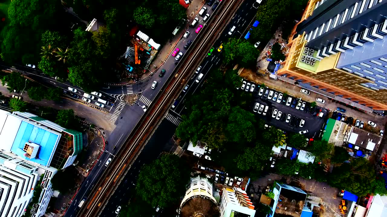 태국 방의 4k 에어리얼 센트럴 파크, 호수, 골프 코스 및 비즈니스 센터와 함께 녹색 - 방의 피니 파크