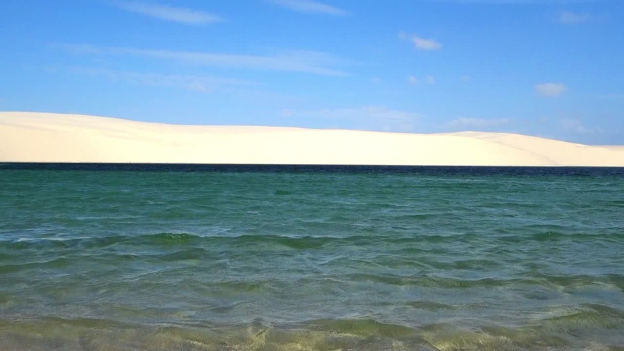 석호에서 편안한 바다 파도