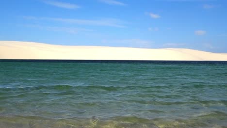 relajantes olas del mar en una laguna