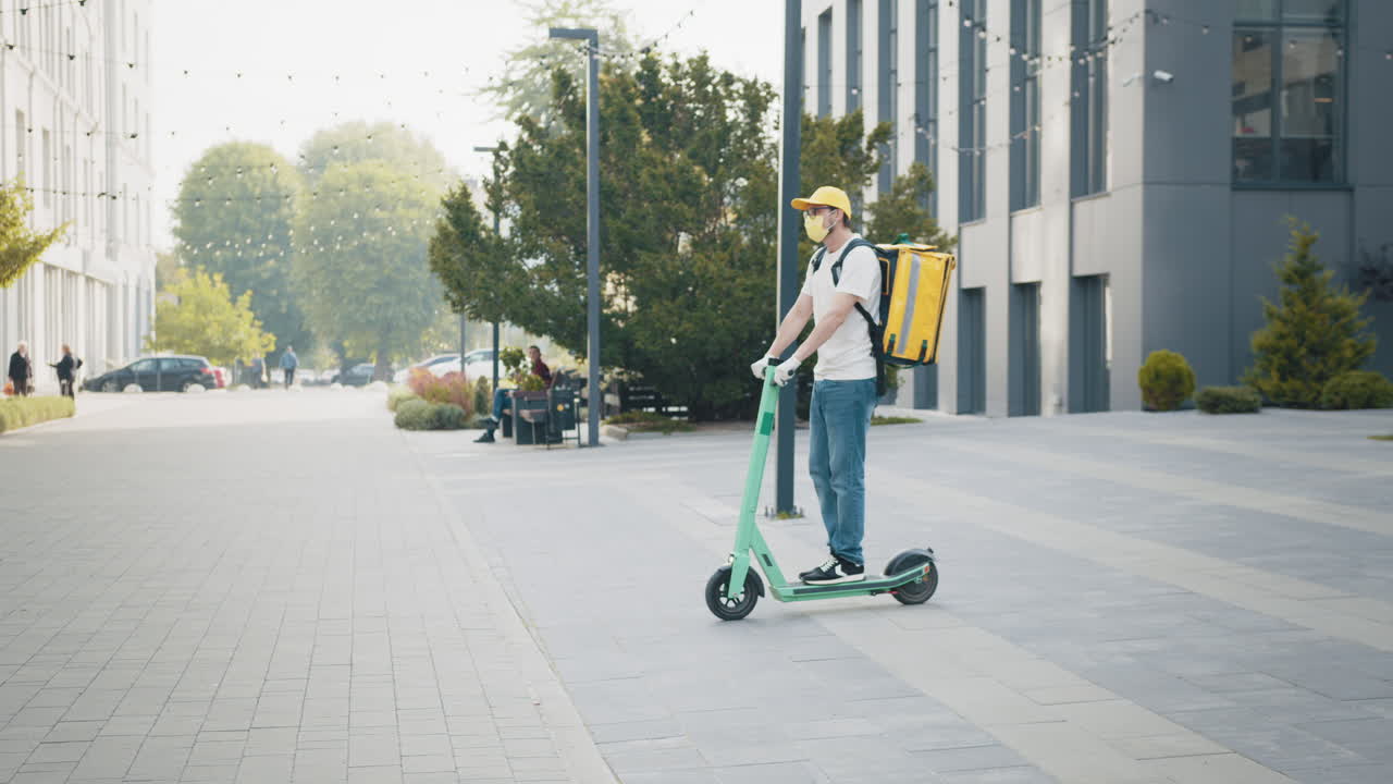 Fattorino su scooter elettrico