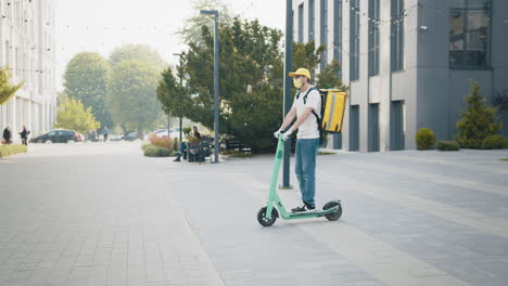 persona de entrega en scooter eléctrico