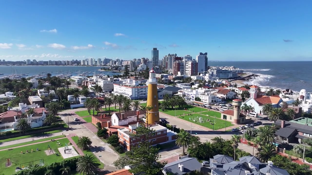 Faro di Punta del Este a Maldonado, Uruguay. Paesaggio costiero. Quartiere del centro. Destinazione di viaggio. Faro di Punta del Este a Punta del Este, Maldonado, Uruguay. Destinazione di viaggio