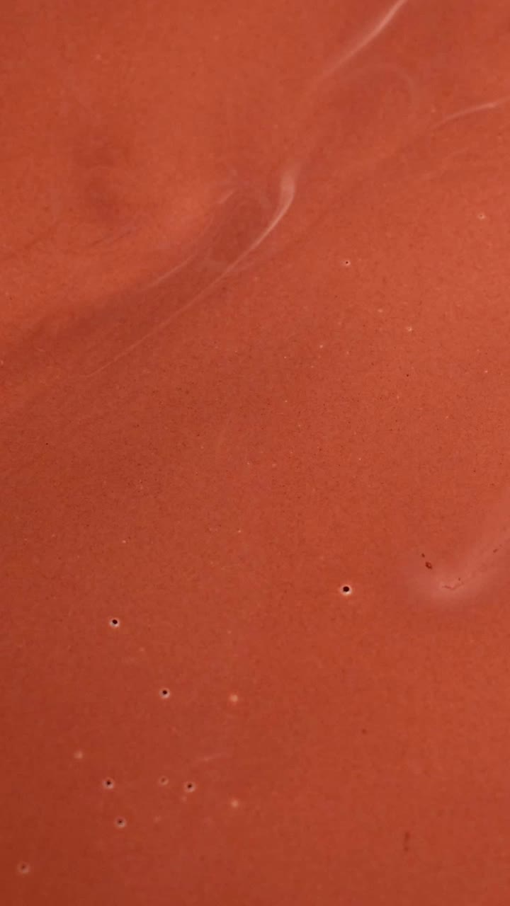 discos de chocolate que se derriten en un líquido liso