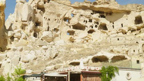 Casas-Cueva-De-Roca-Dominan-El-Horizonte-Cavusin-Pueblo-Turco-Capadocia