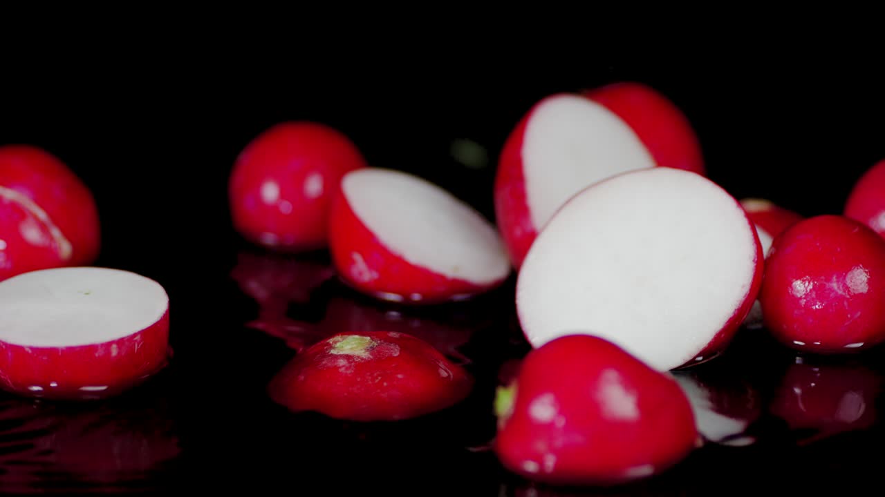 익은 라디쉬의 조각이 물 속에 있습니다.