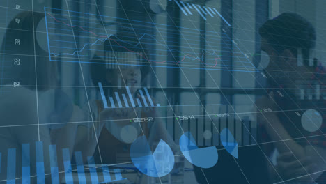 animación de gráficos de barras, datos financieros moviéndose contra colegas multirraciales discutiendo en la oficina