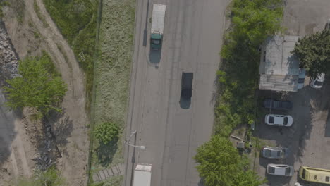 toma aérea de arriba hacia abajo de autos que circulan por una calle en europa del este
