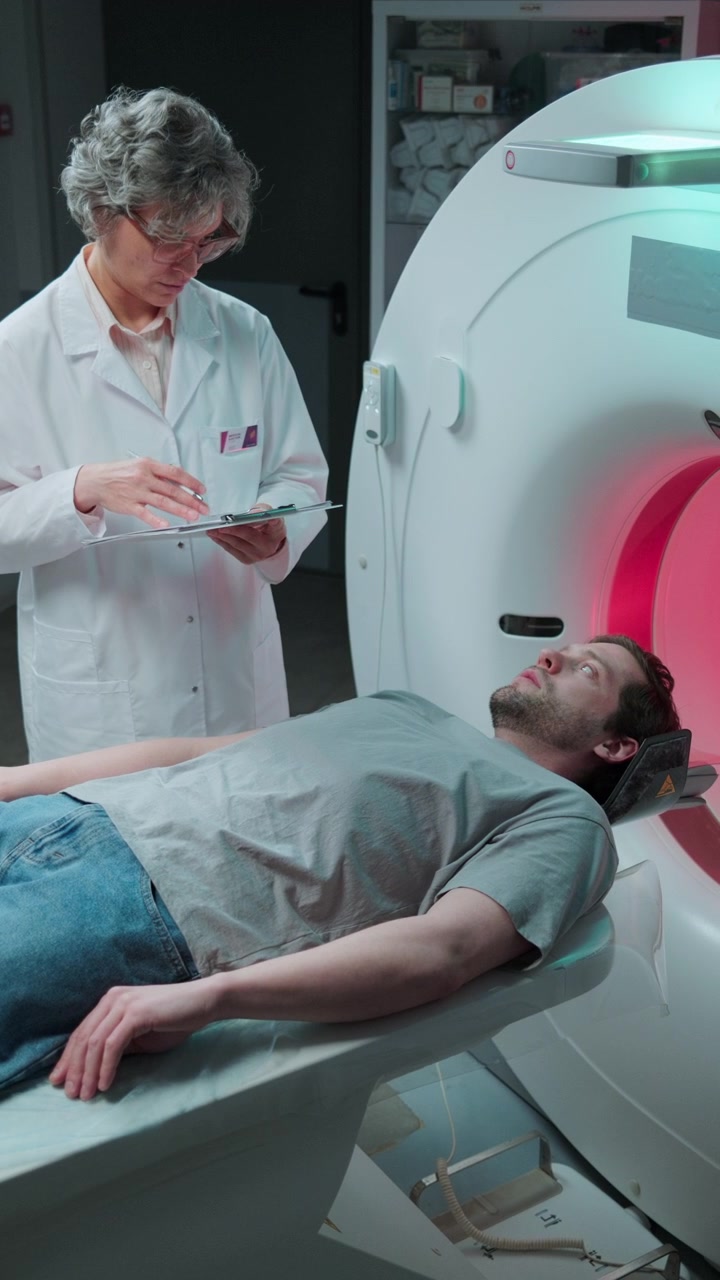Tecnica radiologa che prepara il paziente per un esame TC in clinica