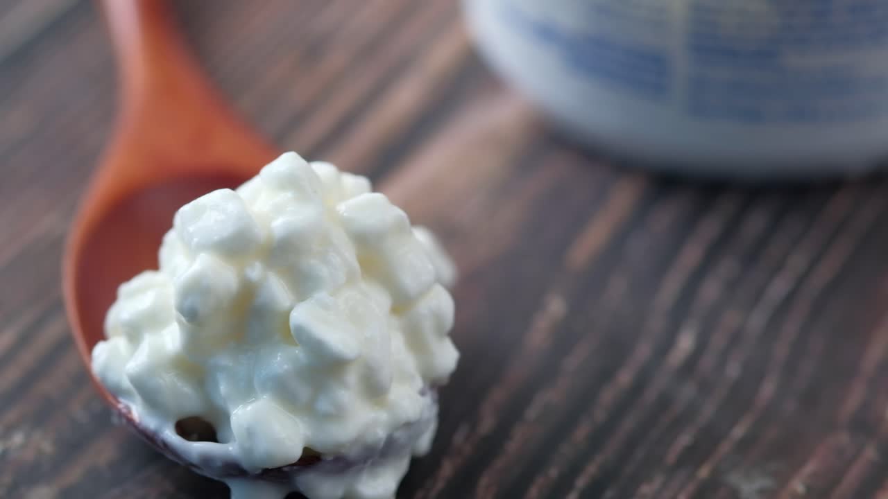 queso cottage en cuchara de madera