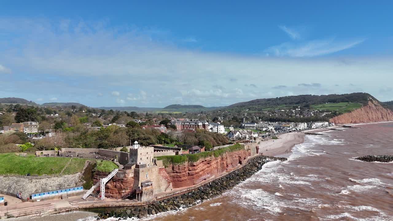 Connaught Gardens, Sidmouth, Devon, Reino Unido, falésias vermelhas, vista aérea de drone.