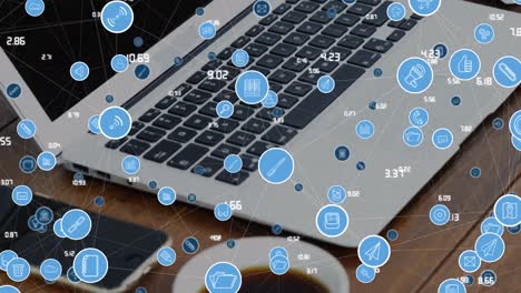 Animación-De-íconos-De-Medios-Sobre-Una-Computadora-Portátil-Con-Cuaderno-Y-Café-En-La-Mesa