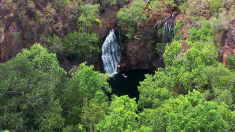 vista aérea de los turistas en las cataratas de florencia, karrimurra con un exuberante bosque verde dentro del parque nacional litchfield en el territorio del norte, australia
