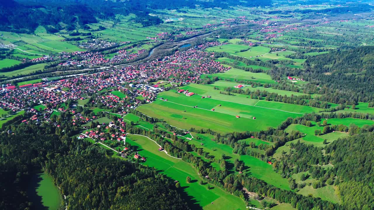 그린  ⁇ 리 와 작은 마을 위 에서의 공중 비행, 4k