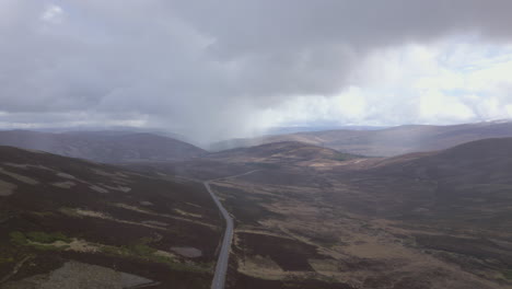 Vuelo-Aéreo-Sobre-Los-Cairngorms-Bajo-La-Lluvia,-Escocia