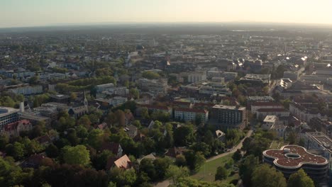 Rückflug-über-Die-Mathildenhöhe-In-Darmstadt-Mit-Einer-Drohne-An-Einem-Sonnigen-Sommertag