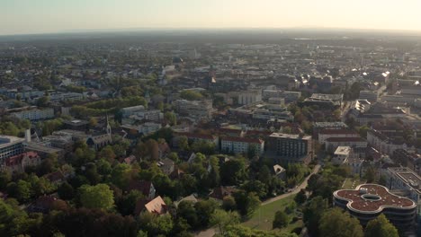 retrocediendo sobre el mathildenhoehe en darmstadt alemania con un dron en un día soleado de verano
