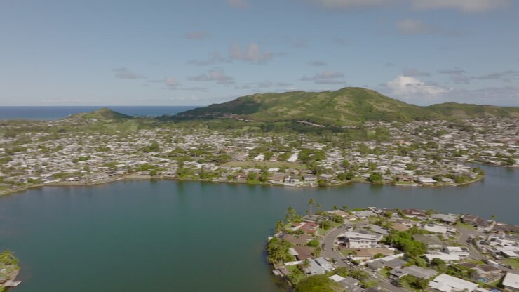 Panoramica aerea del quartiere di Kailua sull'isola di Oahu alle Hawaii con lo stagno di Ka'elepulu e l'oceano Pacifico all'orizzonte