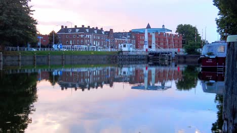 pan de reflejos del río hasta el típico puente levadizo holandés s hertogenbosch sunset quay