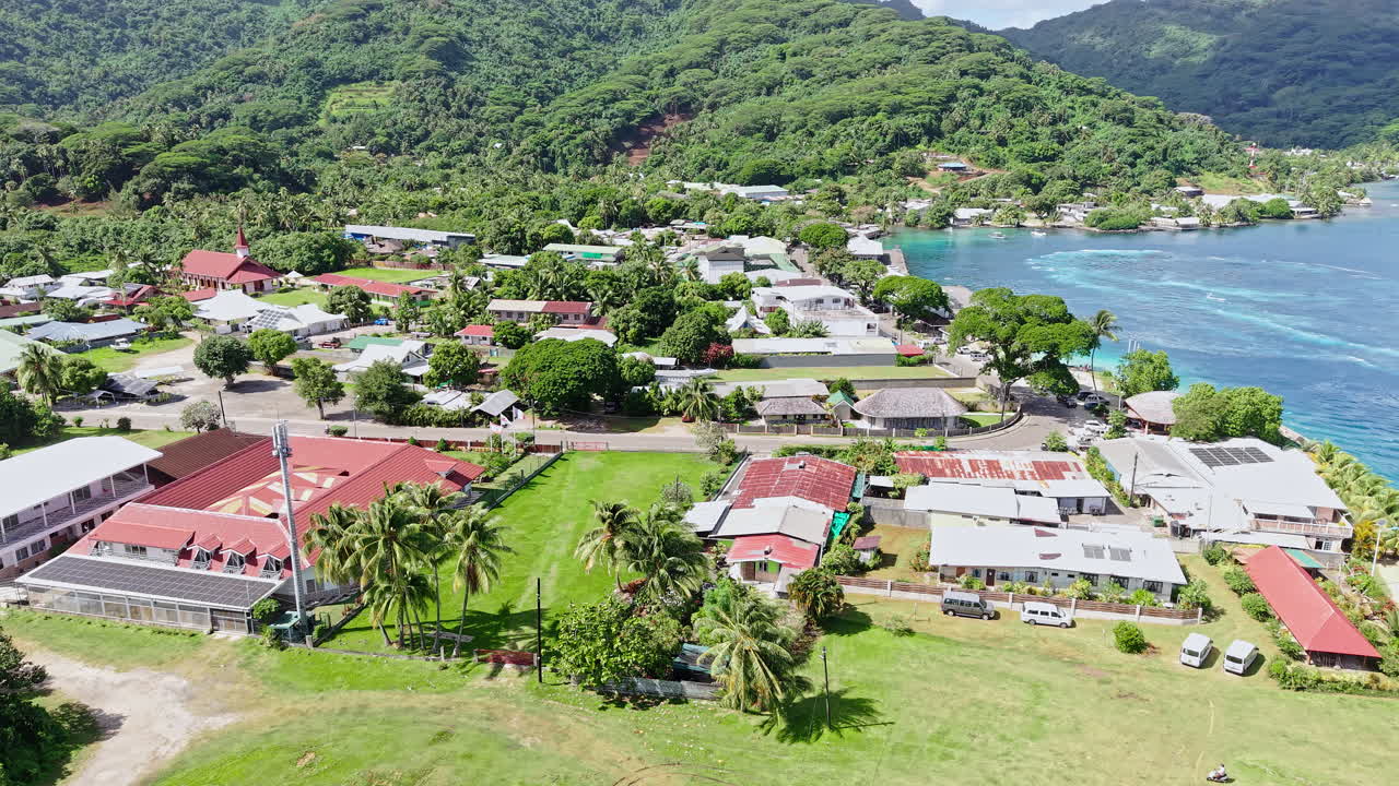 Ripresa con drone di Fare, Isola di Huahine, Polinesia Francese. Edifici del villaggio, porto e paesaggio panoramico