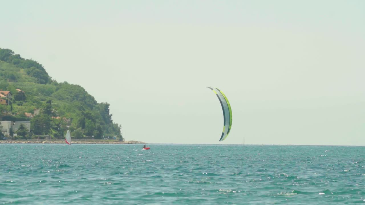 impresionantes imágenes en hd de kiteboarding en el ventoso y ondulado mar adriático en la costa eslovena
