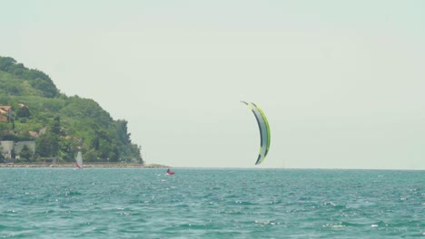 Atemberaubende-HD-Aufnahmen-Vom-Kitesurfen-An-Der-Windigen-Und-Welligen-Adria-An-Der-Slowenischen-Küste