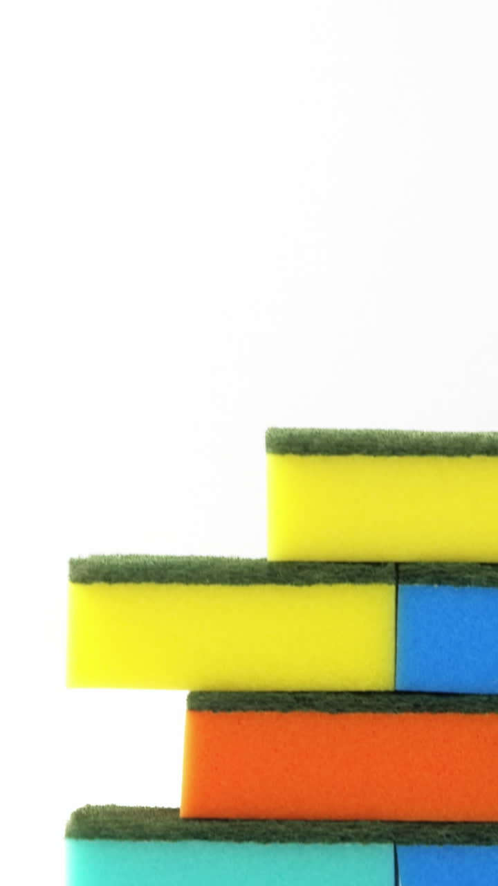 primer plano de varias esponjas de limpieza