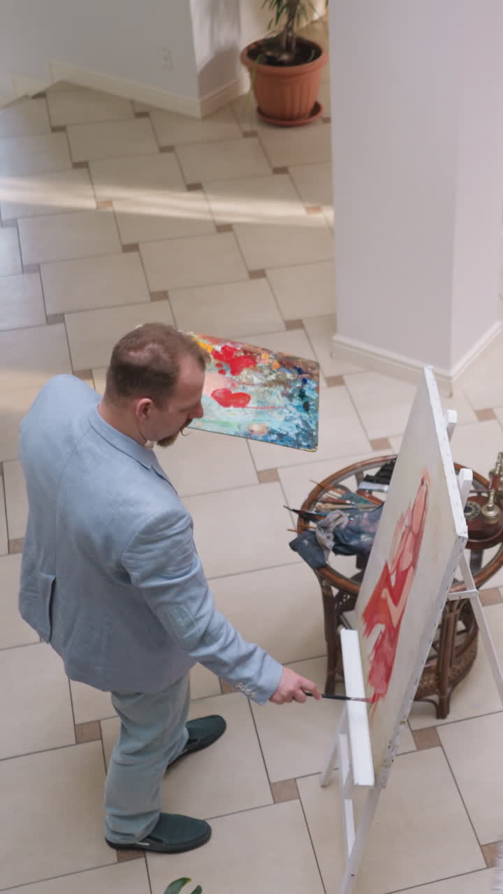 el maestro de arte inspirado dibuja a una mujer en el estudio. una dama bonita en vestido posa para el pintor en el dibujo de modelo de vida en la galería. artista trabajando en una obra maestra