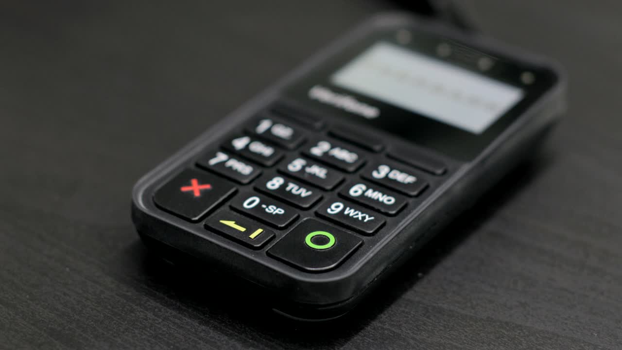 Inserire il codice PIN sul terminale. Utilizzo del terminale per carte di credito in negozio.