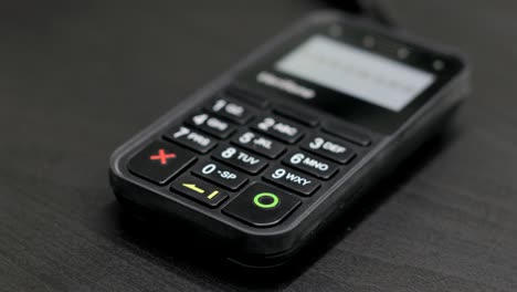 introducir el código pin en la terminal utilizando la terminal de tarjeta de crédito en la tienda