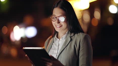 Mujer-De-Negocios,-Tableta-Y-Ciudad-Por-La-Noche