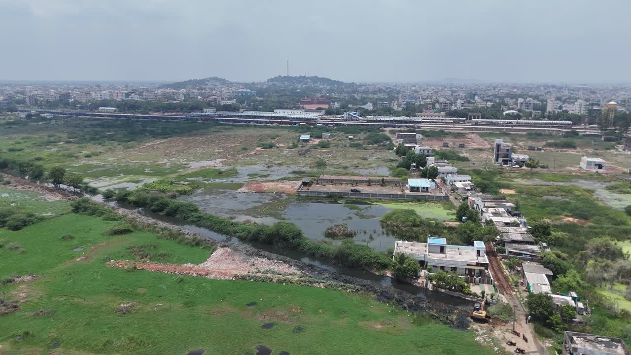 Riprese aeree di zone residenziali dense e strade aperte a Vijayawada