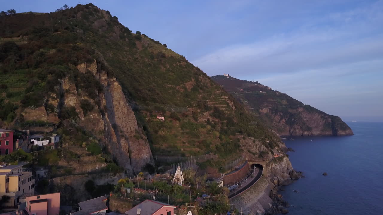 Vista aerea di Manarola nelle Cinque Terre, Italia, al crepuscolo.