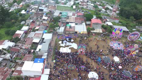 gran cometa se lanza en el festival de cometas de sumpango guatemala, aérea