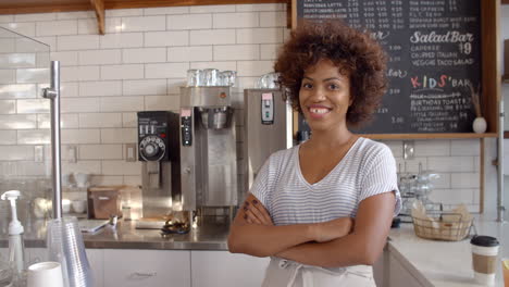 Camarera-Sonriente-Detrás-Del-Mostrador-En-Una-Cafetería,-De-Cerca