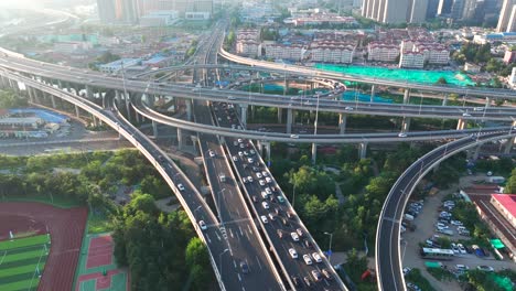 Luftaufnahmen-Von-Städtischen-Verkehrsstraßen.-Luftaufnahmen-Von-Kreuz-Und-Quer-Verlaufenden-Städtischen-Überführungen