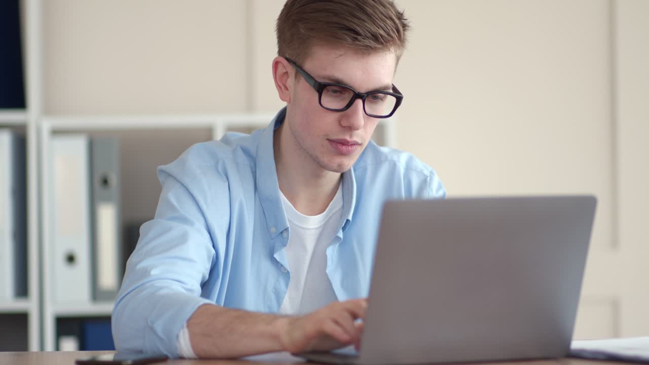 joven trabajando en una computadora portátil