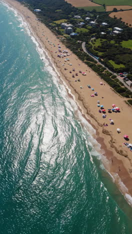 vista aérea de una playa llena de gente