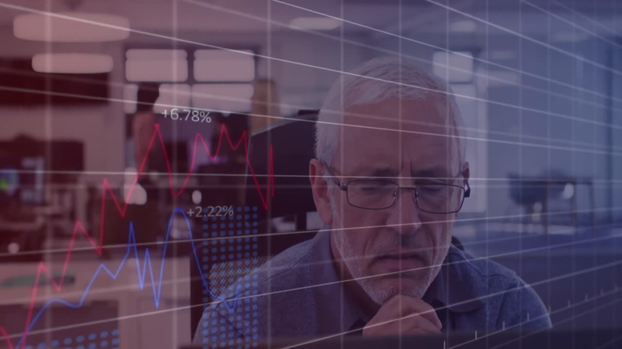 Animation av databehandling över kaukasisk affärsman som tänker