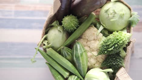 variedad de verduras frescas en una bolsa