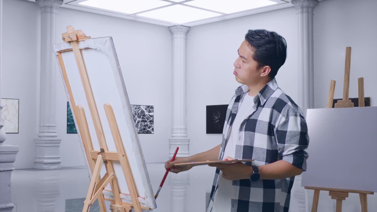 갤러리에서 화가 그림을 그리는