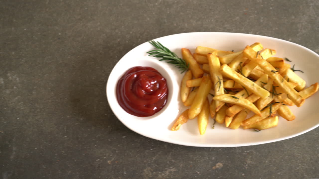 картофель фри с соусом на тарелке