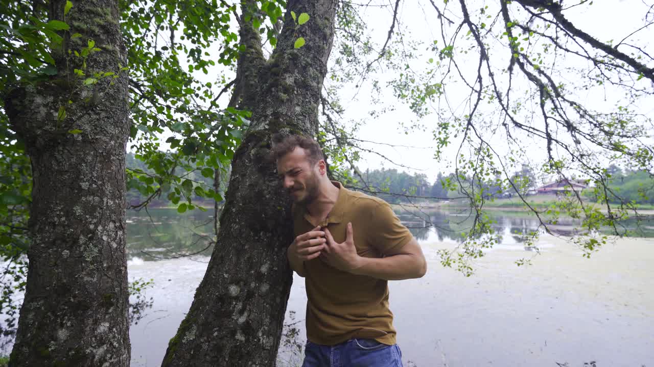 un hombre que tiene un ataque al corazón.