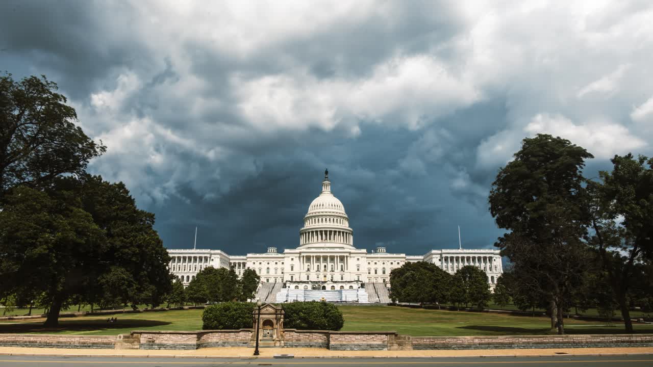 워싱턴 dc의 국회 의사당 건물 위에 폭풍우가 몰아치는 구름, 구름이 형성되어 빌딩 위로 움직이는 자동차와 사람들