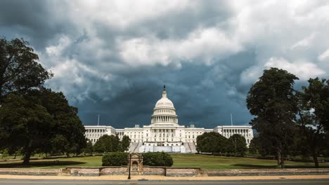 Nubes-Tormentosas-Sobre-El-Edificio-Del-Capitolio-En-Washington-Dc,-Autos-Y-Personas-Caminando-Mientras-Las-Nubes-Se-Forman-Y-Se-Mueven-Sobre-El-Edificio