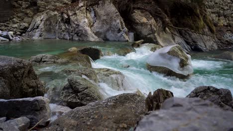 río que fluye en un cañón en eslovenia en invierno