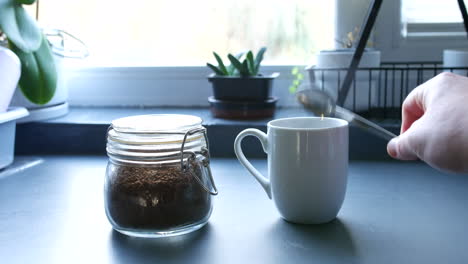 Rühren-Von-Dampfend-Heißem-Kaffee-Am-Morgen-In-Einer-Küche-Beim-Frühstück