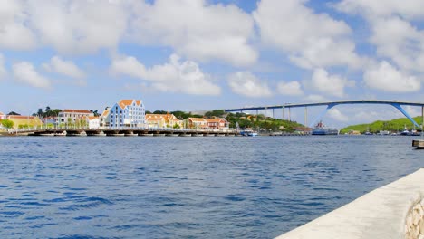 Puente-De-La-Reina-Juliana-En-La-Vibrante-Bahía-De-Santa-Anna-De-Punda,-Willemstad,-En-La-Isla-Caribeña-De-Curacao